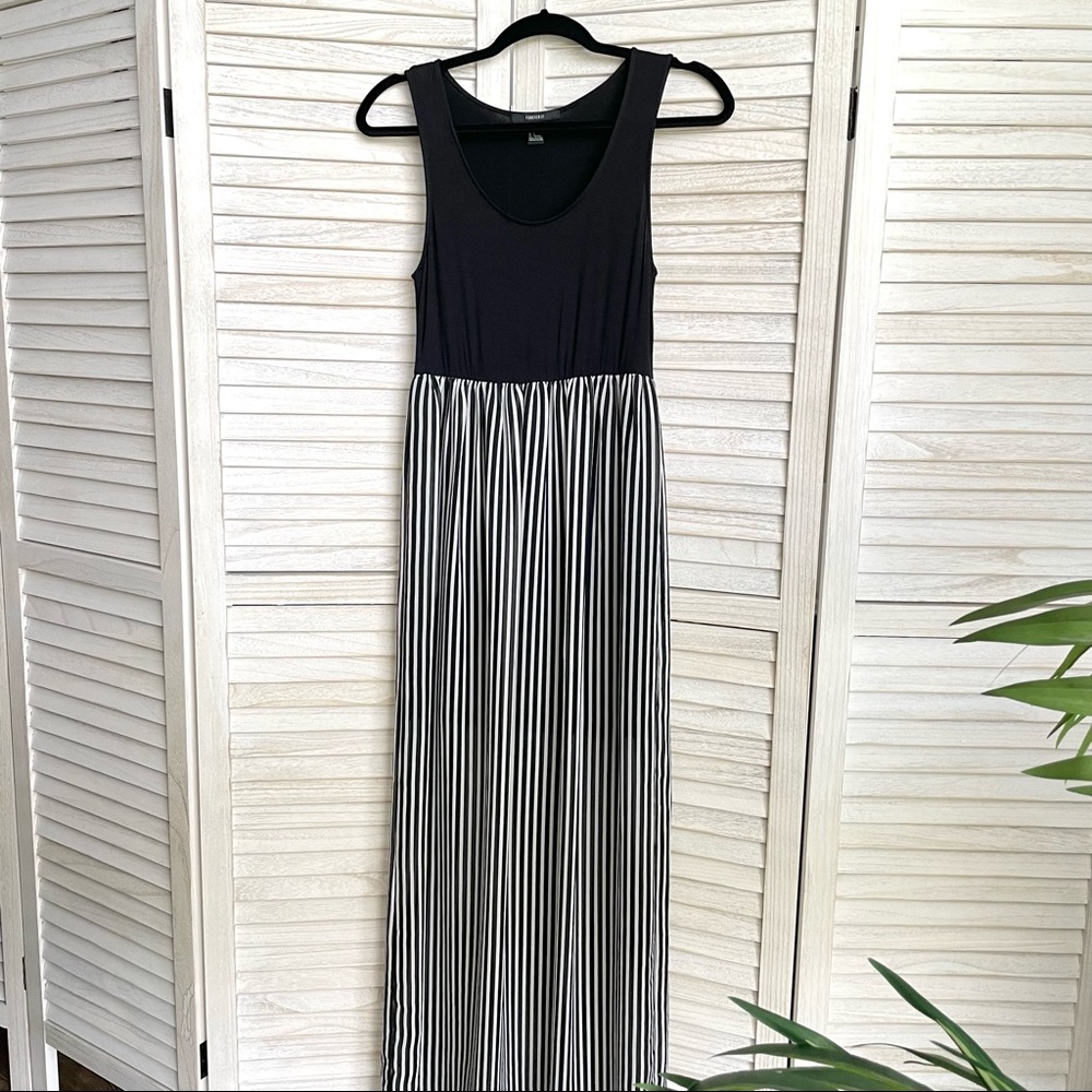 Sleeveless Black and White Striped Maxi Summer Dress
